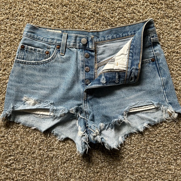 Levi’s 501 high rise cutoff denim jean shorts size 26 - Picture 2 of 4